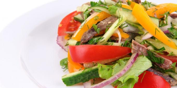 Salát z okurky, rajčata a hovězí maso s cibulí, česnekem a bylinkami