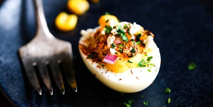 Plněné vejce s kukuřicí a pikantní omáčkou