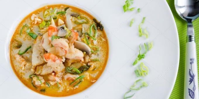 Thajská polévka „Tom Yam“ houby a zelené cibulky