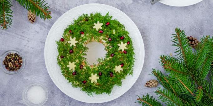 Salátové recepty na Nový rok: „vánoční věnec“ s hovězím masem a nakládanou cibulkou