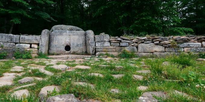 Památky Gelendžiku: dolmeny řeky Zhane a vesnice Vozrozhdenie