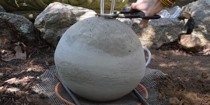 Jak vyrobit fontánu pro kutily: postavte míč na mřížku