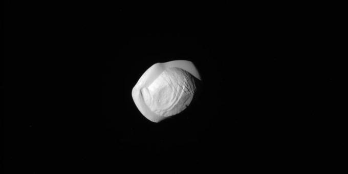 Space photo: knedlík na oběžné dráze Saturnu