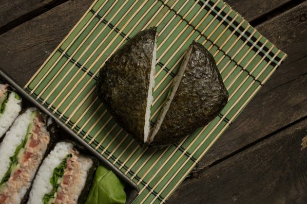 Klasický sushi sendvič onigirazu: odstraňte fólii a rozdělte onigirazu na polovinu