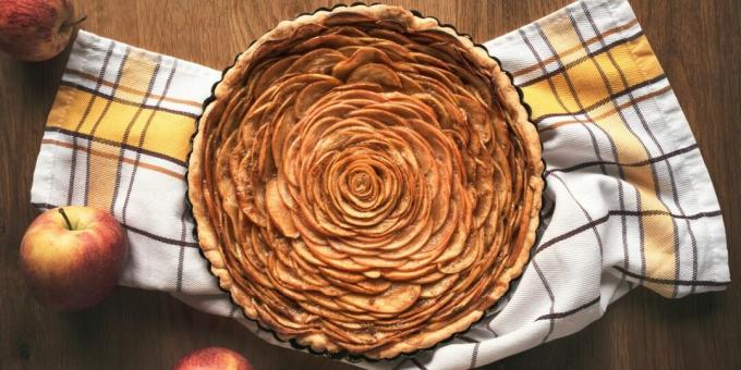 Otevřený jablečný koláč vyrobený z listového těsta