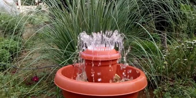 DIY plastová fontána na květináče