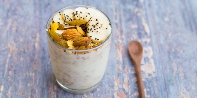 Co jíst před cvičením: jogurt s ořechy a banány