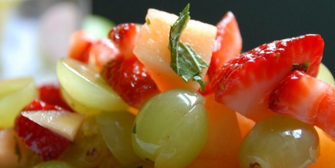 Ovocný salát z melounu s jahodami a třešněmi