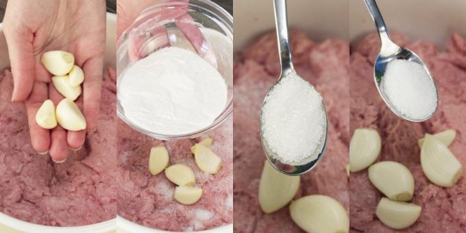 Krok za krokem recept na domácí klobáskou: Přidejte česnek, smetana, sůl, cukr