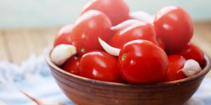 Jak naložit rajčata, česnek, černý pepř, suché hořčice a Lavruška