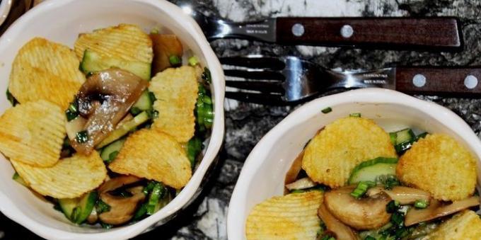Salát s čipy, houbami a okurek