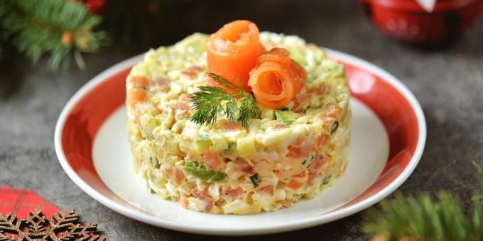 Salát s červenou rybou, vejci a avokádem