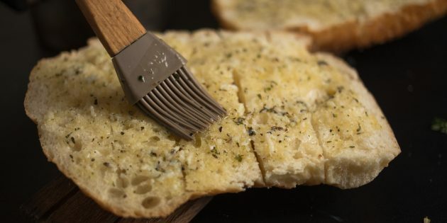 Jak připravit krutony česnekového sýra: natřete máslo po celém povrchu chleba