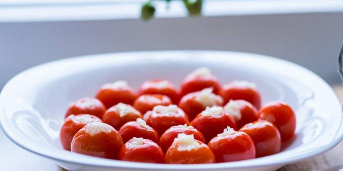 Slaná cherry rajčata s česnekem