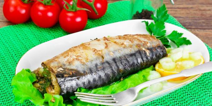 Makrela v troubě s koprem, cibulí a česnekem: nejlepší recept