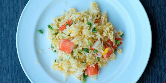 Smažená rýže s krabími tyčinkami a vejci