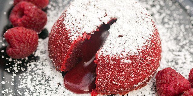 Recepty na únor 14: Cake „červeného sametu“ s kapalnou náplní