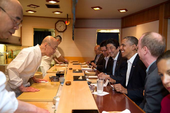 Jiro Ono a Barack Obama. The White House z Washingtonu, DC - P042314PS-0082, veřejná doména, https://commons.wikimedia.org/w/index.php? curid = 34426375