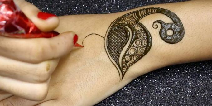 Henna páv na ruce: přidejte do těla vzor