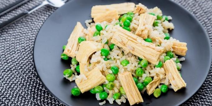 Salát s chřestem, sójovou hnědou rýží a hráškem