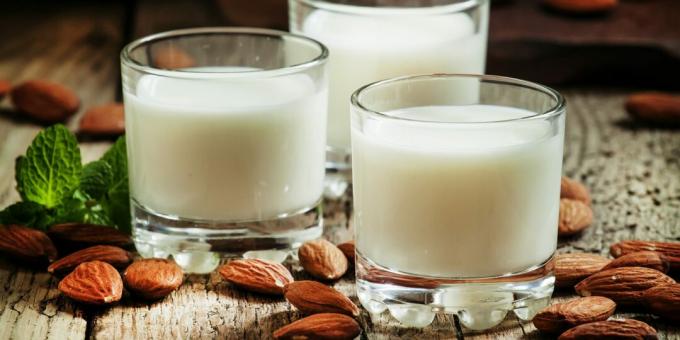 Zdravé nápoje před spaním: mandlové mléko
