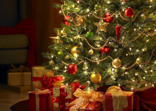 Ozdobit vánoční strom: koule a pozlátko
