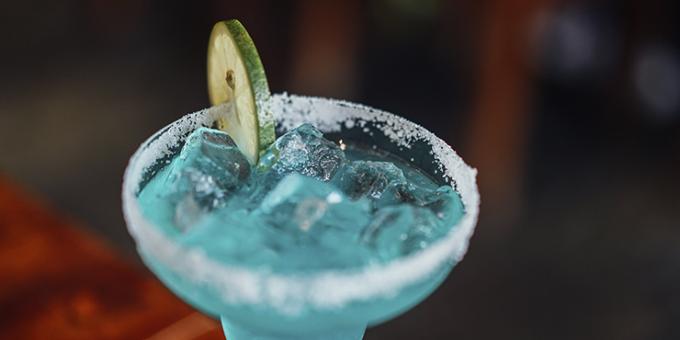 Klasické alkoholické koktejly Blue Lagoon