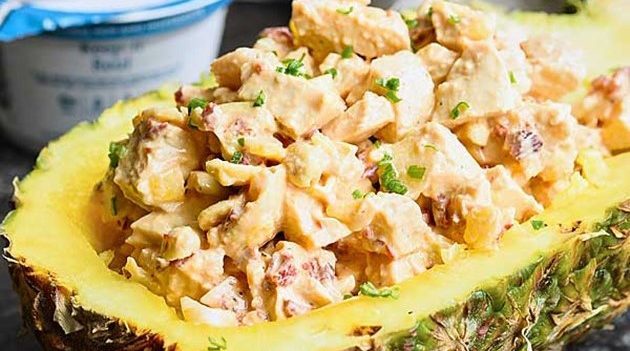 Pikantní salát s kuřecím masem a ananasem