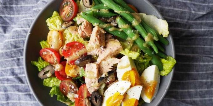 Salát s vejci, tuňákem, olivami a zelenými fazolkami