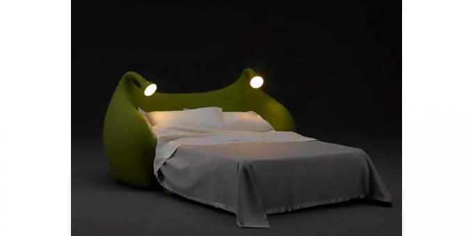 postel s nočními lampami