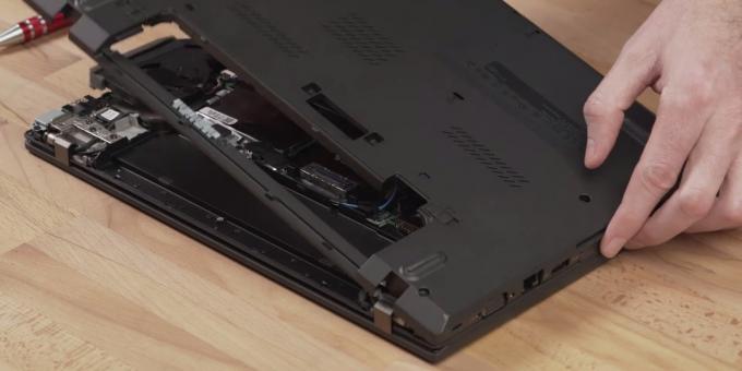 Jak připojit SSD k notebooku: sejměte kryt
