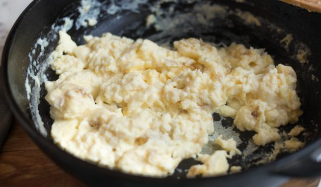 Quesadillas se sýrem, everchem, hořčicí a míchanými vejci: Vyrobte míchaná vejce