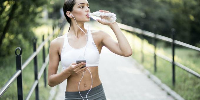 Před cvičením vypijte dostatek vody