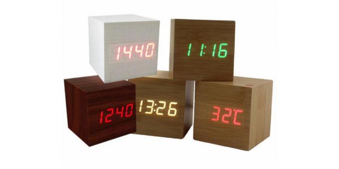 Dřevěné čtvercové hodiny