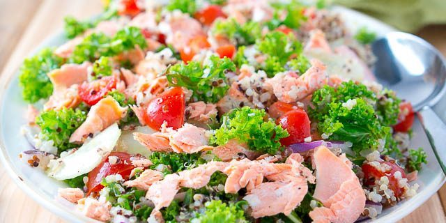 Okurkový salát, lososa a quinoa