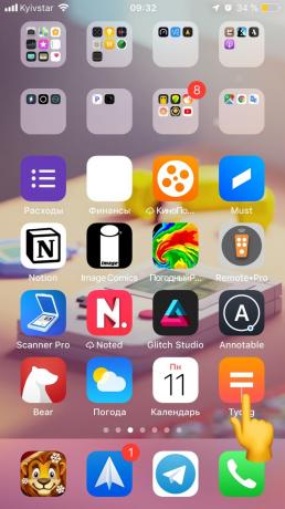 Jak libovolně uspořádat ikony na iPhone bez Jailbreaking: držet prst na jednu z ikon