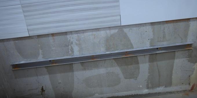Jak nainstalovat vanu s rukama: Montáž na zeď úchyt pro akrylové a ocelové lázně