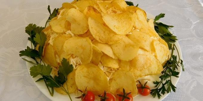 Puff salát a čipy, krabí tyčinky, sýr a rajče