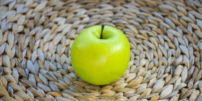 Jak se zbavit zápachu česneku a cibule z úst: snězte jablko