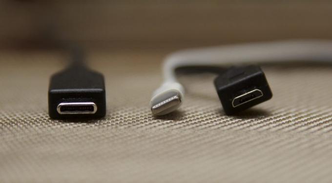 Zleva doprava: USB Type-C, Lightning, micro USB