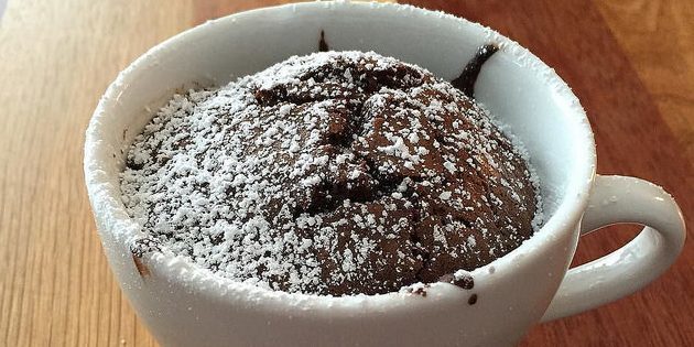 Čokoládový muffin s pomerančovým džusem