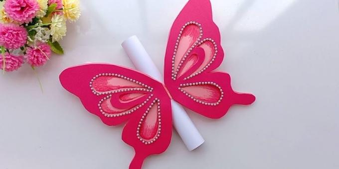 Jak vyrobit kartu s motýl na narozenin s vlastníma rukama