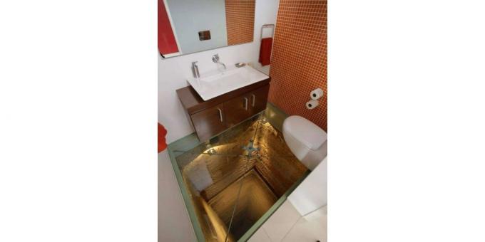 skleněnou podlahou na záchodě