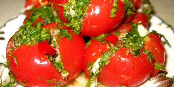 Solené rajčata s česnekem a bylinkami