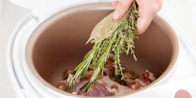Kolik vařit hovězí maso v pomalém sporáku: přidejte koření