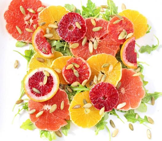 Vitamin salát s pomeranči, rukolou a dýňová semínka