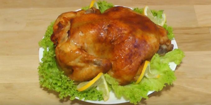 Celé kuře v troubě s pikantní sojovou omáčkou, pečené v pouzdru