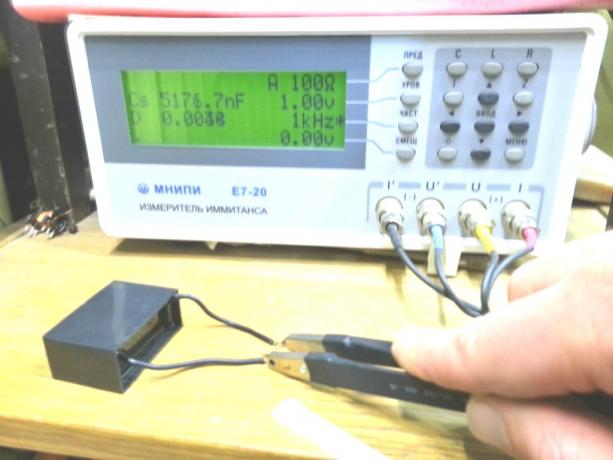 Měření kapacity kondenzátoru v elektrickém Saving Box