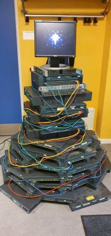 Vánoční strom vyrobený z routerů