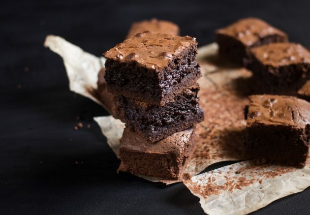 recept na čokoládové sušenky: po úplném vychladnutí nakrájejte pečivo